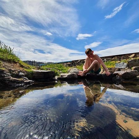 הולמאוויק Hotel Laugarholl With Natural Hot Spring מראה חיצוני תמונה